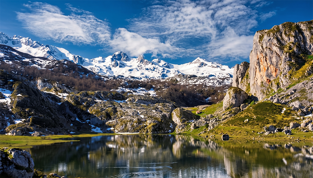 Panor�mica del macizo calizo y lagos en los Picos de Europa